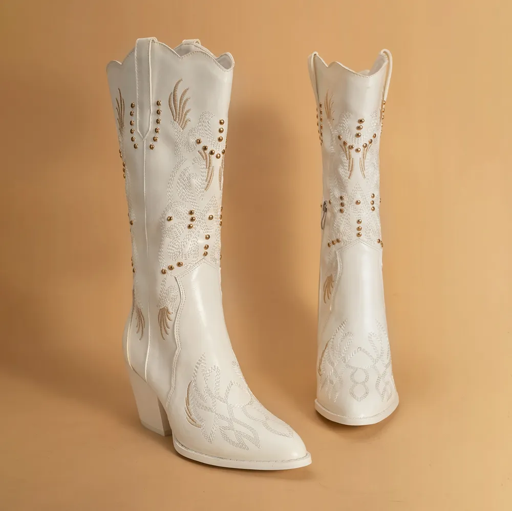 حذاء بوت أبيض بكعب عالٍ مطرز بالكهرباء من البولي يوريثان حذاء بوت لفرسان فوق الركبة حذاء بوت كاوبوي غربي للنساء