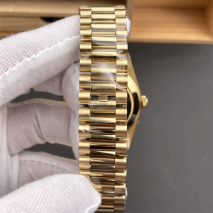 Reloj de Pulsera Mecánico de Oro para Hombre con Esfera de Nácar, Visualización de Día y Fecha, Cierre Plegable, Movimiento Calibre 3255 - Product Image 4