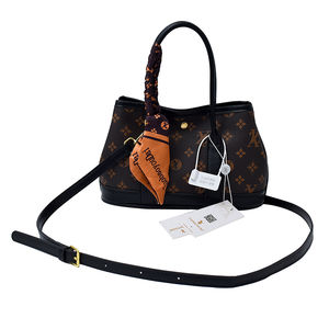 Sacs à main décontractés populaires pour femmes - Sacs fourre-tout durables et portables en cuir PU, style de créateur luxueux - Product Image 1