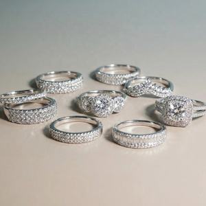 MOQ 1 Stock all'Ingrosso Anello con Moissanite da 1ct di Lusso in <span class=keywords><strong>Argento</strong></span> 925 Gioielleria Fine da Matrimonio e Fidanzamento Fede Eternity <span class=keywords><strong>Anelli</strong></span> con Diamanti per <span class=keywords><strong>Donna</strong></span> - Product Image 1