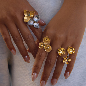 Anillo de Mujer de Acero Inoxidable Vintage 2026 con Flores de Circonio, Chapado en Platino, Textura Irregular - Product Image 1