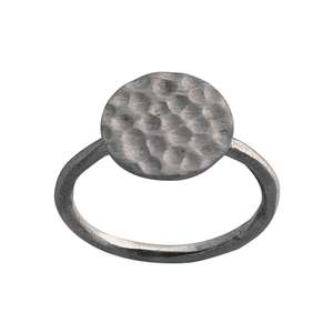 Solide. Bague à disque rond martelé en argent sterling 925 plaqué or pour les mariages fabriquée par Casa De Plata - Product Image 4