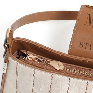 Sacs fourre-tout de luxe pour femmes en gros, en cuir PU de haute qualité, avec doubles poignées, fermeture ouverte et logo personnalisable - Product Image 6