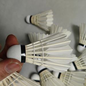 Volants de badminton en plumes de canard, 12 pièces en tube, blancs, durables, vol stable, pour compétition, à tige droite - Product Image 3