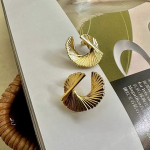 Nuovi <span class=keywords><strong>orecchini</strong></span> a conchiglia placcati in <span class=keywords><strong>oro</strong></span> 18K personalizzati di fascia alta di tendenza europei americani - Product Image 1