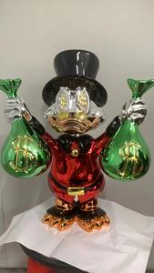 Diseño moderno Pop Art Gloss Donald Duck Estatua Escultura de resina personalizada con dos botellas Galvanoplastia Pato de fibra de vidrio de color dorado - Product Image 6