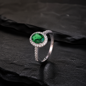 Anel Feminino de Prata Esterlina S925 com Pedra de Alto Carbono, Lapidação Oval Verde Esmeralda, Cravação Halo e Pavé - Product Image 1