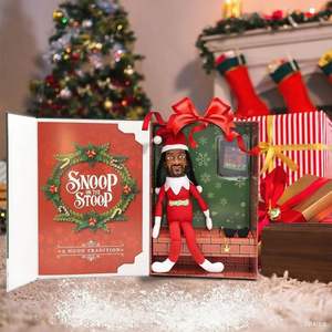 Muñeco de Peluche de Snoop Dogg, Snoop Stoop, 12 cm, con Camiseta de Duende Navideño, Gafas de Sol y Decoración Adicional para Árbol de Navidad, 2025 - Product Image 6