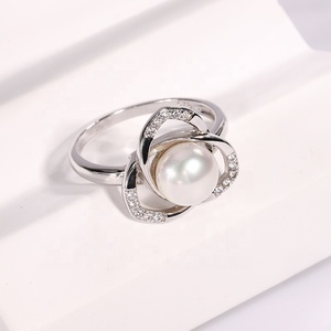 Bague de fiançailles et de mariage unisexe en argent sterling plaqué rhodium avec perle trèfle Kammy 8-8,5 mm, motif floral tendance, vente en gros, 2,9 g - Product Image 4