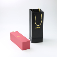 Boîtes rigides imperméables de luxe personnalisées, sacs en papier, fermeture magnétique, doublure en éponge, lamination brillante, poignée, logo personnalisé, vodka
