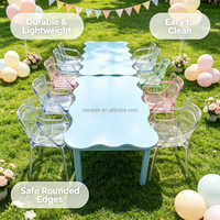 Table d'activités extérieure moderne ondulée pour enfants avec ensemble de chaises en plastique transparent pour location de fêtes en extérieur, crèches et usage domestique
