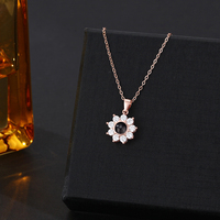 Collier pendentif chaîne croisée avec projection flocon de neige doré et motif dessin animé