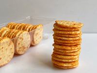 Gâteau de riz croustillant aux saveurs de tomate saines, collations à base de céréales, biscuits cuits au four, craquelins de riz