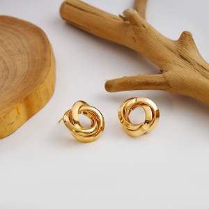 2025 nueva moda 18K chapado en oro geométrico Stud C-Hoop pendientes hipoalergénicos mujeres joyería regalos al por mayor - Product Image 3