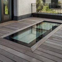 Fenêtre de toit marcheable en verre trempé haute résistance, design moderne, cadre sécurisé pour l'accès à la lumière du jour, lucarnes verticales automatiques