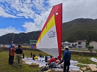 Trimaran à voile U-boat pour 2 personnes en HDPE avec propulsion à pédales, mât en carbone et trampoline, garantie de 2 ans, eaux océaniques