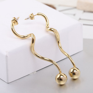 Pendientes con forma de onda, cuentas redondas de 10 mm, aleación de zinc chapada en oro, diseño asimétrico de moda para mujer - Product Image 4