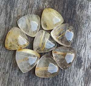 พลอยคาโบชองทรงสูงล้านรูไทล์สีทองโก้เก๋พลอยหลังแบนอัญมณีธรรมชาติเจียระไนแบบรูไทล์สีทองเพื่อการทำเครื่องประดับ - Product Image 5