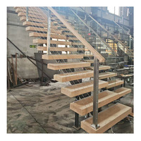 Escalier moderne en bois massif durable à monopoutre droite avec marches en bois et garde-corps à câbles pour usage extérieur
