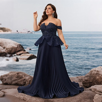 Robe de soirée longue plissée en satin, grande taille, avec épaules dénudées et perles, style péplum, pour femme, idéale pour les invitées de mariage