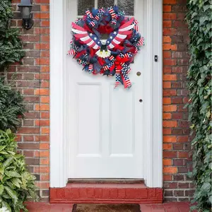 Bandiera del giorno dell'indipendenza americana corona d'aquila porta della decorazione anteriore della casa che appende la corona ciondolo