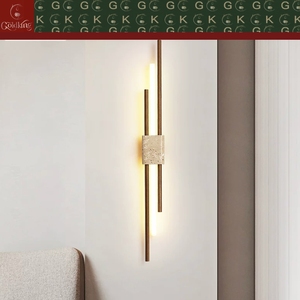 Lámpara de Pared LED Lineal GOLDKING para Dormitorio o Escalera, con Base de Travertino Beige y Barra de Latón, Fabricación Directa de Fábrica OEM ODM - Product Image 4
