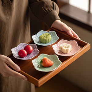 Assiette à dessert en céramique de style chinois en forme de fleur, petit plat à fruits en porcelaine pour servir des collations lors de fêtes - Product Image 1