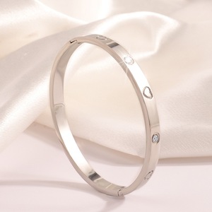 Brazaletes de Lujo Chapados en Oro de Acero Inoxidable con Corazón de Circón Estilo Carti para Mujer - Product Image 5