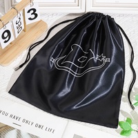 Sac à cordon en satin noir imprimé de logo personnalisé pour chapeau Cadeau en satin de soie de luxe souple Vêtements Paquet de cheveux Sac à main Sac à poussière pour chaussures