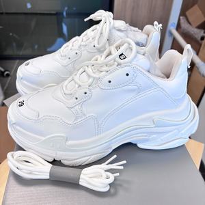 รองเท้าผ้าใบดีไซเนอร์พร้อมกล่อง Triple S รองเท้าลำลองดีไซเนอร์สำหรับผู้ชายและผู้หญิง รองเท้าผ้าใบพื้นหนาสำหรับผู้ชาย รองเท้าผ้าใบสำหรับกิจกรรมกลางแจ้ง พื้นใส สีขาว - Product Image 1