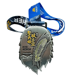 Médaille de finisseur personnalisée pour le marathon de Xiamen 2025, en alliage de zinc plaqué or, avec design géométrique creux et motif de coureur - Product Image 4