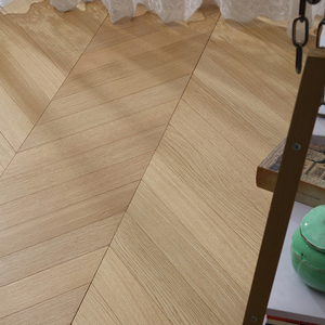 Parquet en bois d'ingénierie multicouche Padauk T&G 16 mm, silencieux, anti-rayures, grade EN717-1 ABCD, finition UV, motif chevron, pour intérieur et centres commerciaux - Product Image 1