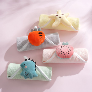 Toalla de Mano de Felpa de Coral con Diseño de Dibujos Animados, 30x30 cm, Absorbente, Cuadrada, para Niños, con un Lindo Diseño de Muñeca - Product Image 1