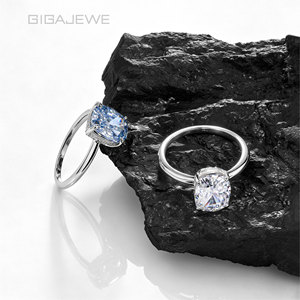 Bague de fiançailles GIGAJEWE 5 carats en moissanite bleu glace taille coussin, en argent sterling 925, avec halo caché, solitaire pour femme - Product Image 4