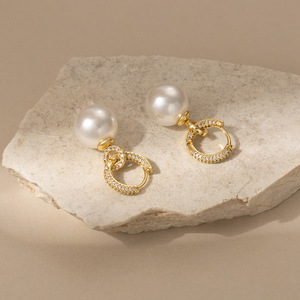 Boucles d'oreilles pendantes élégantes en perles plaquées or avec zircon, design géométrique, pour anniversaire - Product Image 4