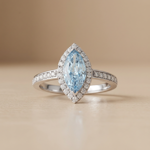 Anillo de compromiso clásico de oro blanco con topacio azul talla marquesa y halo de diamantes para mujer - Product Image 4