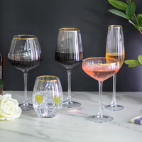 Verres en gros : Flûtes à champagne et gobelets de luxe à bord doré et lignes verticales pour hôtels, mariages et événements – Marketing US