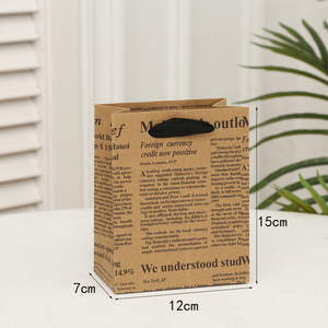 Bolsas de regalo y compras de papel kraft resistente con asas hechas de periódico impreso reciclado - Product Image 2