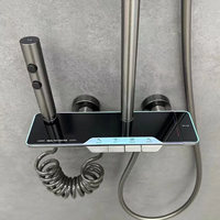 Système de douche thermostatique moderne avec commande à touches piano, affichage numérique LED, étagère de rangement et pistolet de pulvérisation haute pression pour salle de bain