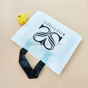Bolsas de compras de plástico negro personalizadas con su logotipo, con impresión de texto y tamaño en cualquier color. - Product Image 6