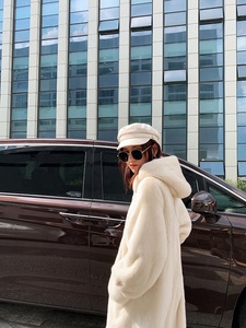 Trench invernale lungo da donna <span class=keywords><strong>con</strong></span> <span class=keywords><strong>cappuccio</strong></span> di <span class=keywords><strong>visone</strong></span> bianco <span class=keywords><strong>con</strong></span> motivo a quadri e bottoni <span class=keywords><strong>con</strong></span> decorazione velluto bianco <span class=keywords><strong>cappotto</strong></span> di velluto - Product Image 5