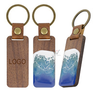 Porte-clés artisanal en bois de bambou et résine, motif vague océanique et coquillage, style artistique et tendance, thème nautique, avec accessoires de plage