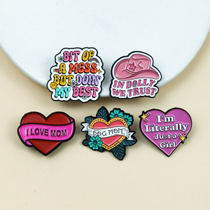 Broche de solapa de esmalte suave personalizado con diseño de sombrero de vaquero rosa 'Dolly We Trust' y corazón 'I Love Mom', insignia bonita para mamá de perros, regalo para el Día de la Madre - Product Image 6