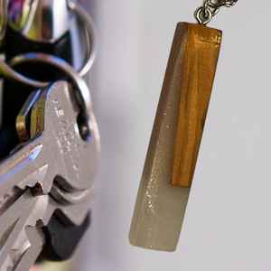 Porte-clés en résine et bois de qualité supérieure avec texture de bois naturel et finition en résine lisse, accessoires de clés faits à la main - Product Image 5