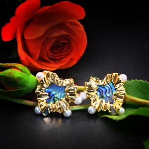 Pendientes de Moda en Forma de Corazón, Latón con Baño de Oro Real, Incrustados con Concha de Abulón Natural y Perlas - Product Image 3
