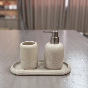 Distributeur de <span class=keywords><strong>savon</strong></span> moderne et écologique en trois pièces en polyrésine, accessoires de décoration en résine pour salle de bain avec plateau, <span class=keywords><strong>porte</strong></span>-brosse à dents - Product Image 2