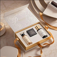 Boîte cadeau de luxe bleu marine à fermeture magnétique en forme de livre, logo doré à chaud, doublure en éponge, emballage personnalisé pour ensemble cosmétique et soins de la peau, vente en gros