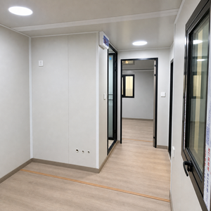 Casa Container Espandibile con Effetto Pietra Impilata, Telaio Scuro e Finestre Scorrevoli per Glamping su Terreni Aridi - Product Image 3