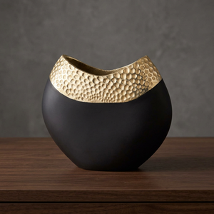 Vase de table sculpté moderne en métal noir avec bord texturé doré, design sculptural décoratif contemporain fait main - Product Image 5