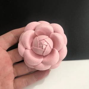 Spilla di fascia alta 6.6cm di flanella spessa doppia faccia con fondo classica camelia sciarpa di fiori bianchi per adulti in poliestere - Product Image 6